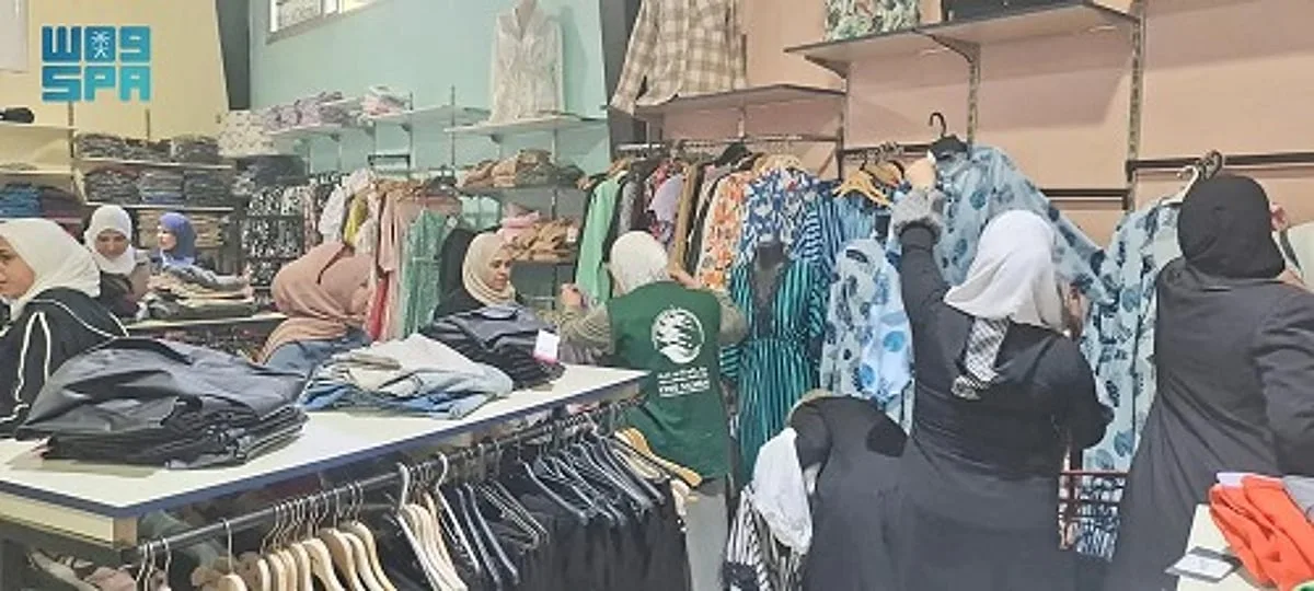 “المساعدات الإنسانية من الملك سلمان” توزّع 350 قطعة ملابس على الأسر الأكثر احتياجًا في دمشق
