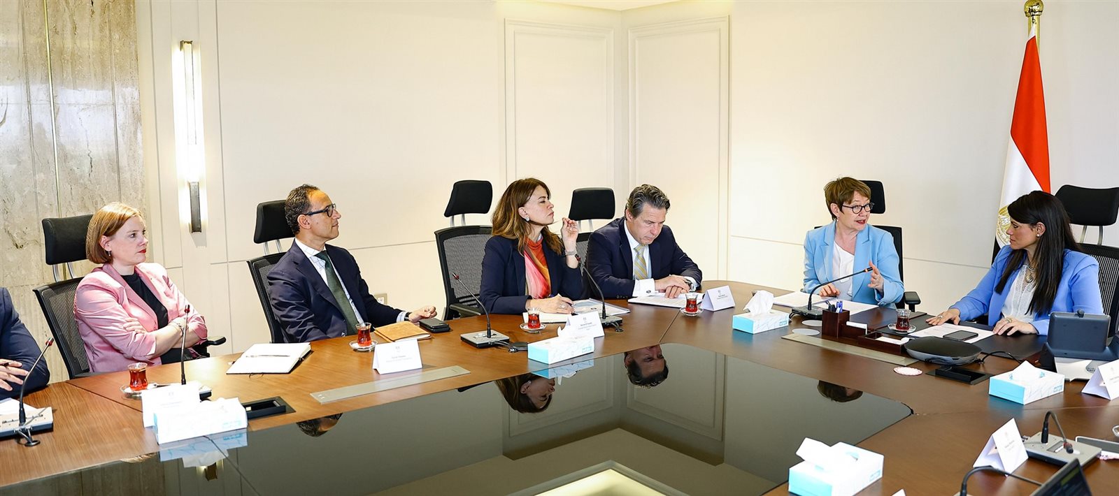 المشاط تبحث مع رئيسة البنك الأوروبي تعزيز استثمارات القطاع الخاص والطاقة المتجددة المشاط تبحث مع رئيسة البنك الأوروبي تعزيز استثمارات القطاع الخاص والطاقة المتجددة