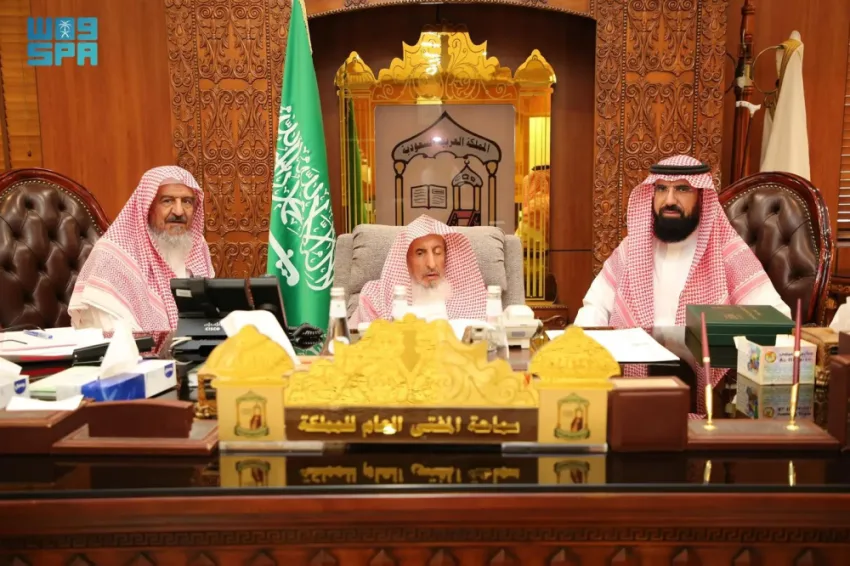المفتي العام ونائبه يستلمان التقرير السنوي لفرع حائل