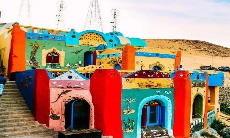 المنازل النوبية في أسوان تسحر الزوار بألوانها وزخرفاتها المميزة المنازل النوبية في أسوان تسحر الزوار بألوانها وزخرفاتها المميزة