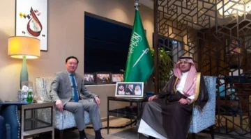 المنصوري والسفير الصيني يتبادلان الآراء حول التطورات الإقليمية والدولية
