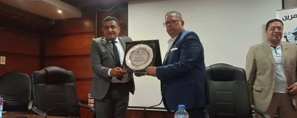 المهندس أشرف فتحي يجتمع مع رئيس جمعية المستثمرين لتعزيز دعم الصناعة والمستثمرين. المهندس أشرف فتحي يجتمع مع رئيس جمعية المستثمرين لتعزيز دعم الصناعة والمستثمرين.