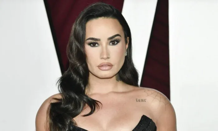 النجمة الأمريكية ديمي لوفاتو تتزوج من كاتب الأغاني جوتس في ولاية كاليفورنيا النجمة الأمريكية ديمي لوفاتو تتزوج من كاتب الأغاني جوتس في ولاية كاليفورنيا