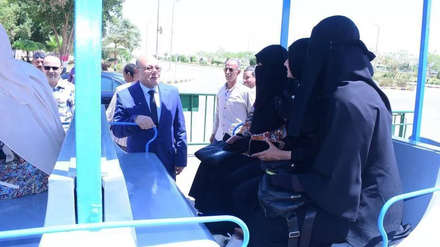 النعماني يركب قطار “الطفطف” برفقة طلاب جامعة سوهاج النعماني يركب قطار “الطفطف” برفقة طلاب جامعة سوهاج
