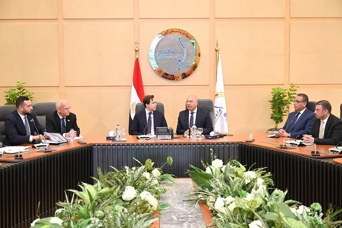 النقل تستكشف تعزيز تصنيع الحافلات الكهربائية بالتعاون مع السويد