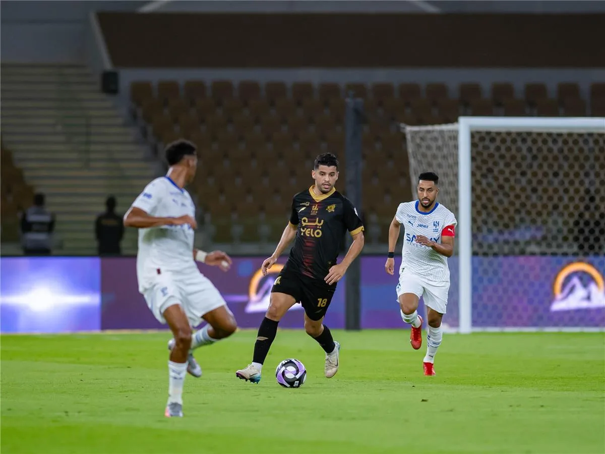 الهلال ينتزع تعادلًا مثيرًا من الوحدة في الدوري السعودي