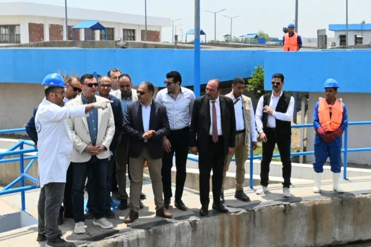 الوزير المسؤول عن الإسكان ومحافظ الشرقية يتفقدان تقدم أعمال نظامي مياه الشرب والصرف الصحي.