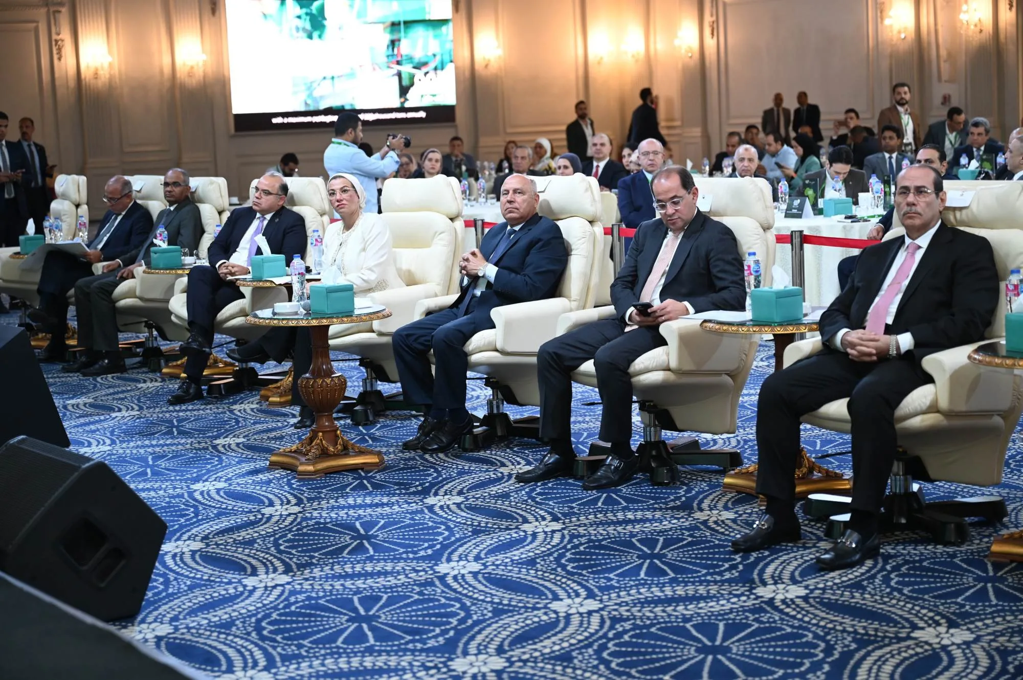 الوزير: نركز على تعزيز الاستثمارات في التكنولوجيا البيئية والطاقة المستدامة. الوزير: نركز على تعزيز الاستثمارات في التكنولوجيا البيئية والطاقة المستدامة.