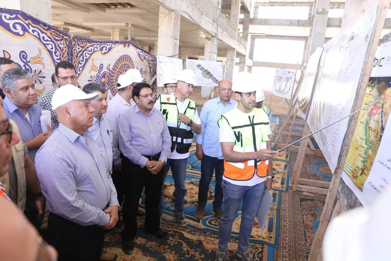 “الوزير” يقوم بجولة في الخط الثاني للقطار الكهربائي السريع ومنطقة وادي سريرية الصناعية في المنيا