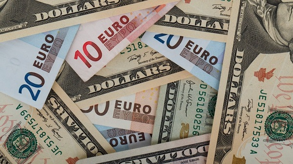 اليورو يرتفع في السوق الأوروبية بفضل تراجع احتمالات خفض الفائدة الأوروبية اليورو يرتفع في السوق الأوروبية بفضل تراجع احتمالات خفض الفائدة الأوروبية