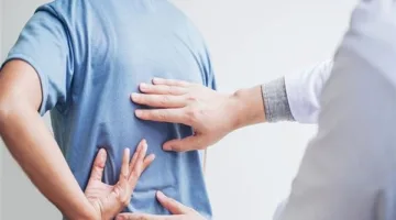 انحناء الظهر ليس دليلاً على التقدم في السن.. كيف تؤدي عاداتنا اليومية إلى آلام مزمنة؟