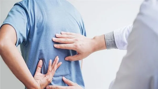 انحناء الظهر ليس دليلاً على التقدم في السن.. كيف تؤدي عاداتنا اليومية إلى آلام مزمنة؟ انحناء الظهر ليس دليلاً على التقدم في السن.. كيف تؤدي عاداتنا اليومية إلى آلام مزمنة؟