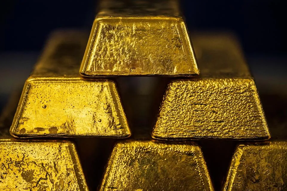انخفاض أسعار الذهب نتيجة تراجع الطلب على الأصول الآمنة بعد تأجيل الرسوم الجمركية على الاتحاد الأوروبي. انخفاض أسعار الذهب نتيجة تراجع الطلب على الأصول الآمنة بعد تأجيل الرسوم الجمركية على الاتحاد الأوروبي.