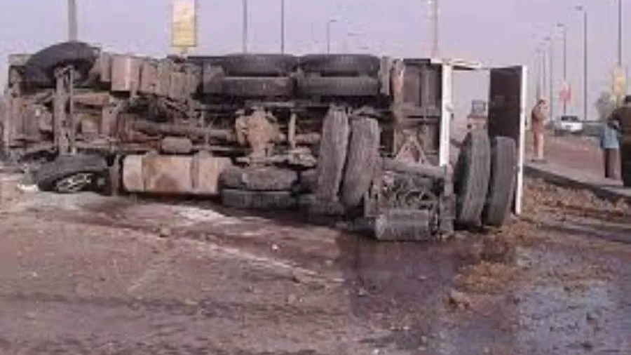 انقلاب سيارة نقل بالطريق الزراعي في قها انقلاب سيارة نقل بالطريق الزراعي في قها