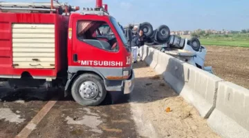 انقلاب شاحنة ثقيلة بعد اصطدامها بسيارة سوزوكي على الطريق الإقليمي