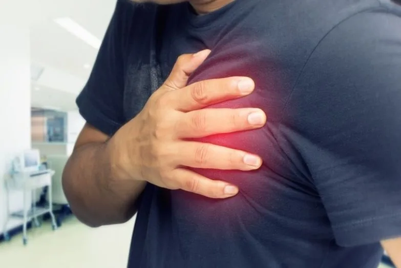 انكسار القلب: خطر أكبر على الرجال مقارنة بالنساء