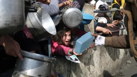 باريس تطلب من إسرائيل استئناف إدخال المساعدات إلى غزة بشكل “عاجل وواسع ودون عوائق” باريس تطلب من إسرائيل استئناف إدخال المساعدات إلى غزة بشكل “عاجل وواسع ودون عوائق”