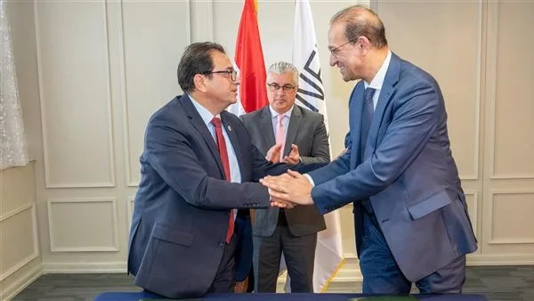 باستثمارات 1.7 مليون دولار.. اقتصادية قناة السويس توقع عقود مشروع لإنتاج مواد التعبئة والتغليف بالسخنة باستثمارات 1.7 مليون دولار.. اقتصادية قناة السويس توقع عقود مشروع لإنتاج مواد التعبئة والتغليف بالسخنة
