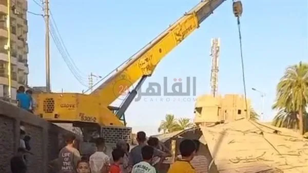 باستخدام المعدات الثقيلة.. رفع آثار حادث انهيار سقف موقف على 40 سيارة في قنا باستخدام المعدات الثقيلة.. رفع آثار حادث انهيار سقف موقف على 40 سيارة في قنا