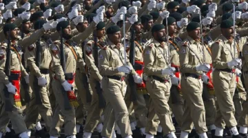 باكستان.. الحكومة تفوض الجيش بالرد على الضربة الهندية