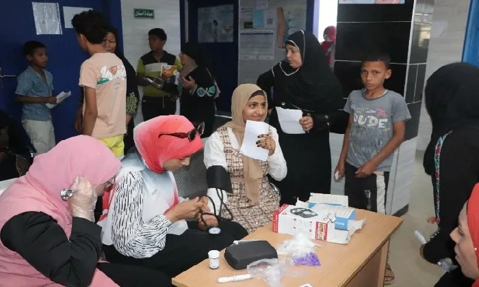 بالتعاون مع وزارة الشباب والرياضة، جامعة سوهاج تُنظم قافلة طبية توعوية لخدمة سكان الكوامل بحري