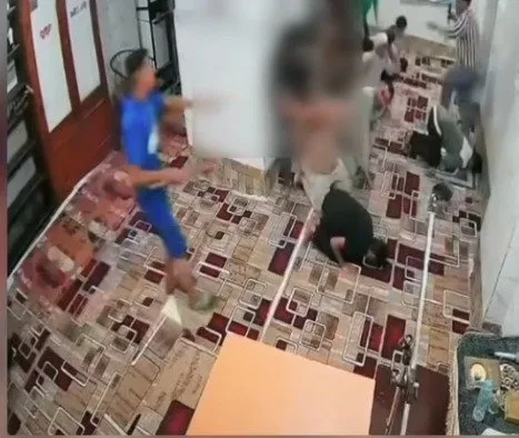 «بالشوم».. اعتداء على مسجد أثناء أداء الصلاة في القاهرة | فيديو «بالشوم».. اعتداء على مسجد أثناء أداء الصلاة في القاهرة | فيديو
