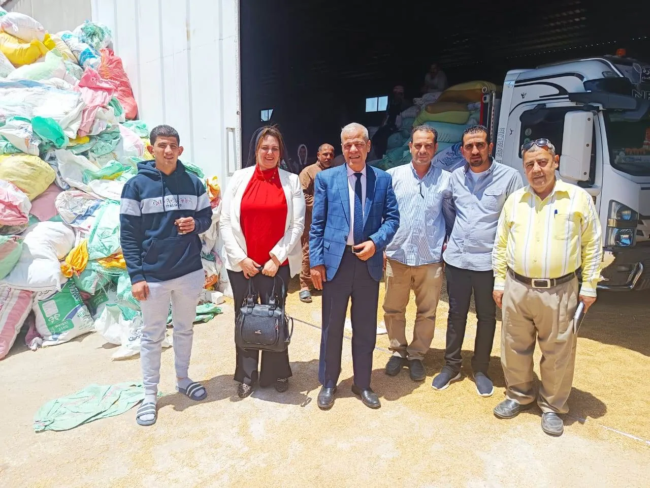 بالصور.. إحباط توريد قمح قديم خلال أعمال فحص التموين وسلامة الغذاء بالغربية بالصور.. إحباط توريد قمح قديم خلال أعمال فحص التموين وسلامة الغذاء بالغربية