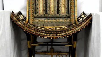 بالصور.. المتحف المصري الكبير يستقبل  163 قطعة من كنوز الملك توت عنخ آمون