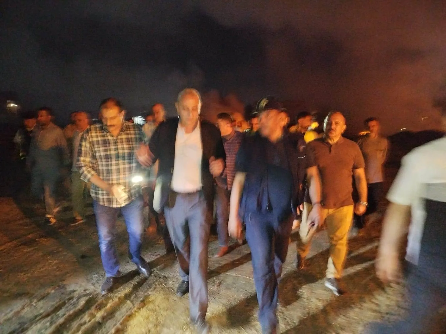 بالصور.. بعد إخماد حريق شونة الكتان.. محافظ الغربية: نثمن الجهود ونشعر بحجم الخسائر بالصور.. بعد إخماد حريق شونة الكتان.. محافظ الغربية: نثمن الجهود ونشعر بحجم الخسائر