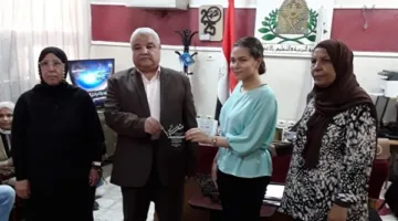 بالصور.. “تعليم الأقصر” تمنح الجوائز للطلاب الفائزين في مسابقة الظواهر
