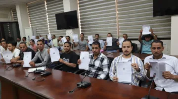 بالصور.. جبران يُسلم عقود عمل للمتقدمين على فرص عمل بالإمارات
