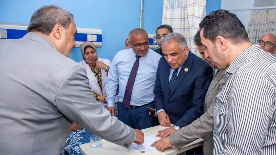 بالصور: رئيس جامعة طنطا يلتقي طالبات كلية علوم الرياضة إثر حادثة الإجهاد الحراري بالصور: رئيس جامعة طنطا يلتقي طالبات كلية علوم الرياضة إثر حادثة الإجهاد الحراري