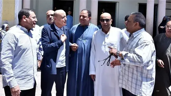 بالصور.. محافظ الأقصر يلتقي الأهالي لاستعراض مطالبهم بمنطقة الكرنك بالصور.. محافظ الأقصر يلتقي الأهالي لاستعراض مطالبهم بمنطقة الكرنك