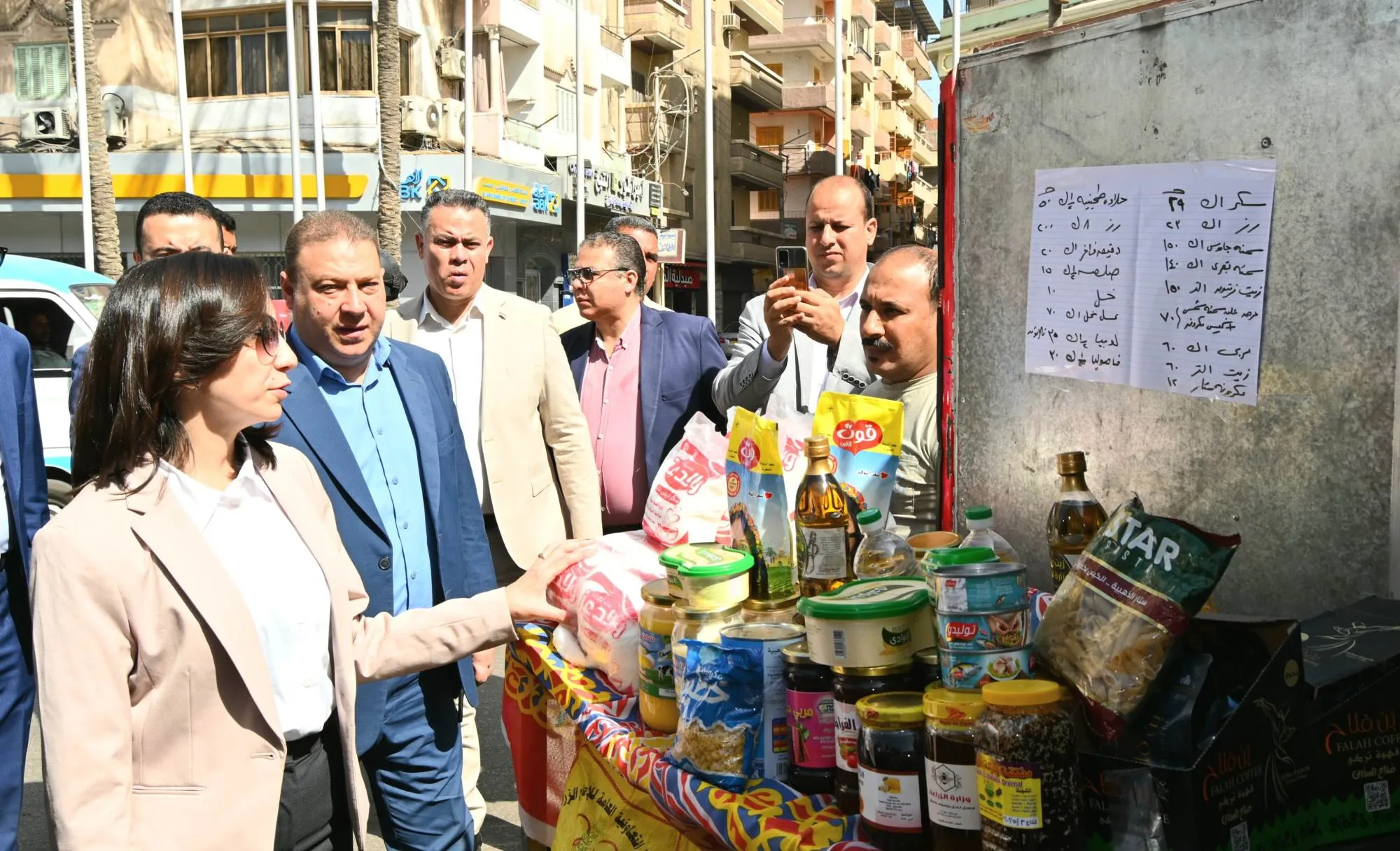 بالصور.. محافظ البحيرة تشهد قافلة لبيع السلع الغذائية وبيض المائدة واللحوم بالصور.. محافظ البحيرة تشهد قافلة لبيع السلع الغذائية وبيض المائدة واللحوم