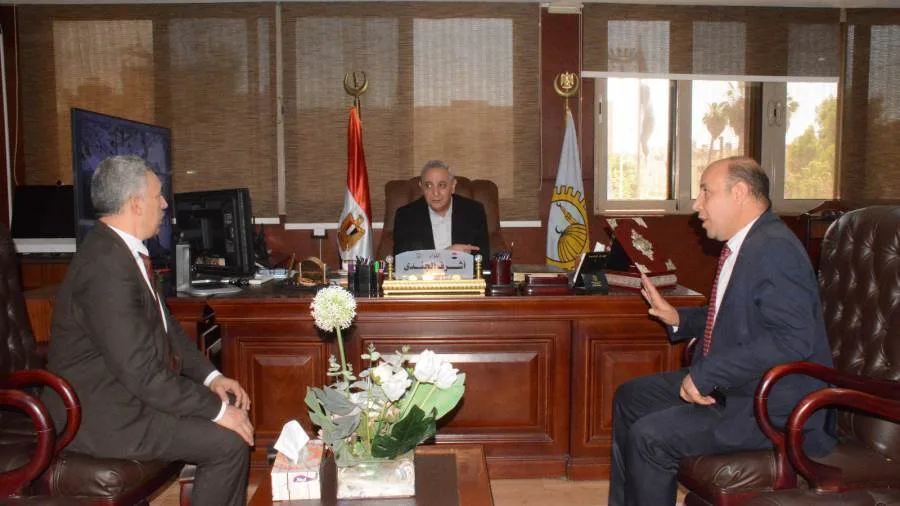بالصور: محافظ الغربية يجتمع بالوكيل الجديد للزراعة لبحث خطة العمل بالصور: محافظ الغربية يجتمع بالوكيل الجديد للزراعة لبحث خطة العمل