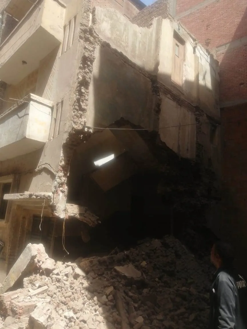 بالصور.. محافظ الغربية يوجه بإزالة منزل من 3 طوابق في المحلة بالصور.. محافظ الغربية يوجه بإزالة منزل من 3 طوابق في المحلة