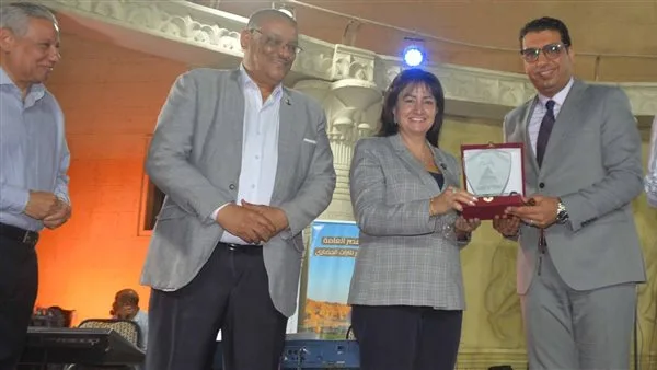 بالصور.. نائب المحافظ يشارك في حفل تكريم رائدات الأعمال في الأقصر بالصور.. نائب المحافظ يشارك في حفل تكريم رائدات الأعمال في الأقصر