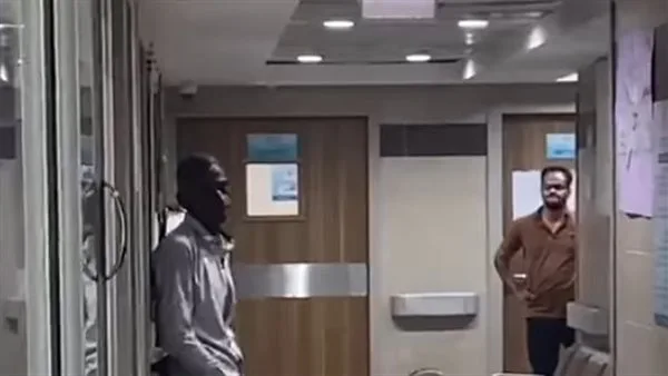 بالفيديو.. تفاصيل اقتحام شخص مستشفى الحميات بأسوان بـ«سلاح أبيض» بالفيديو.. تفاصيل اقتحام شخص مستشفى الحميات بأسوان بـ«سلاح أبيض»