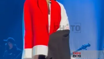 بتواجد السفير المصري، أحمد سعد يرفع علم مصر في حفله بأستراليا