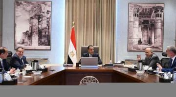 بحضور محافظ البنك المركزي، رئيس الوزراء يعرض إنجازات تعزيز احتياطي النقد الأجنبي.