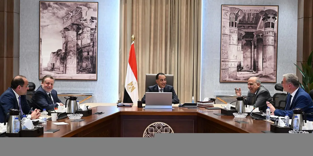 بحضور محافظ البنك المركزي، رئيس الوزراء يعرض إنجازات تعزيز احتياطي النقد الأجنبي. بحضور محافظ البنك المركزي، رئيس الوزراء يعرض إنجازات تعزيز احتياطي النقد الأجنبي.