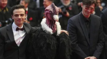 برأس منقار وجناحين: رجل يرتدي زي طائر يثير الجدل في مهرجان كان السينمائي