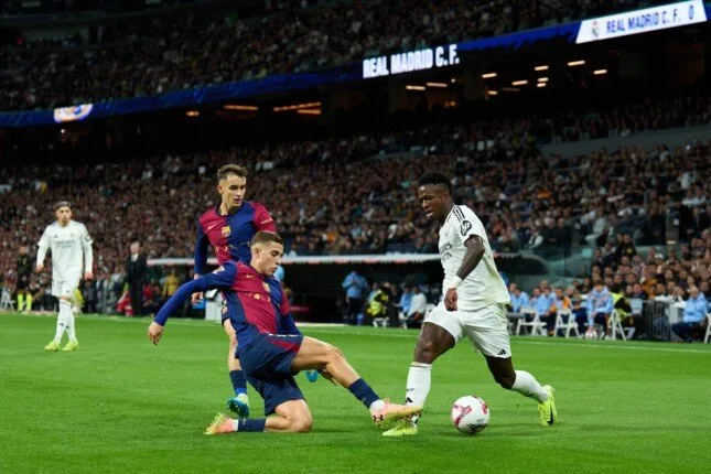 برشلونة وريال مدريد في «كلاسيكو» حاسم لتحديد بطل الدوري الإسباني برشلونة وريال مدريد في «كلاسيكو» حاسم لتحديد بطل الدوري الإسباني