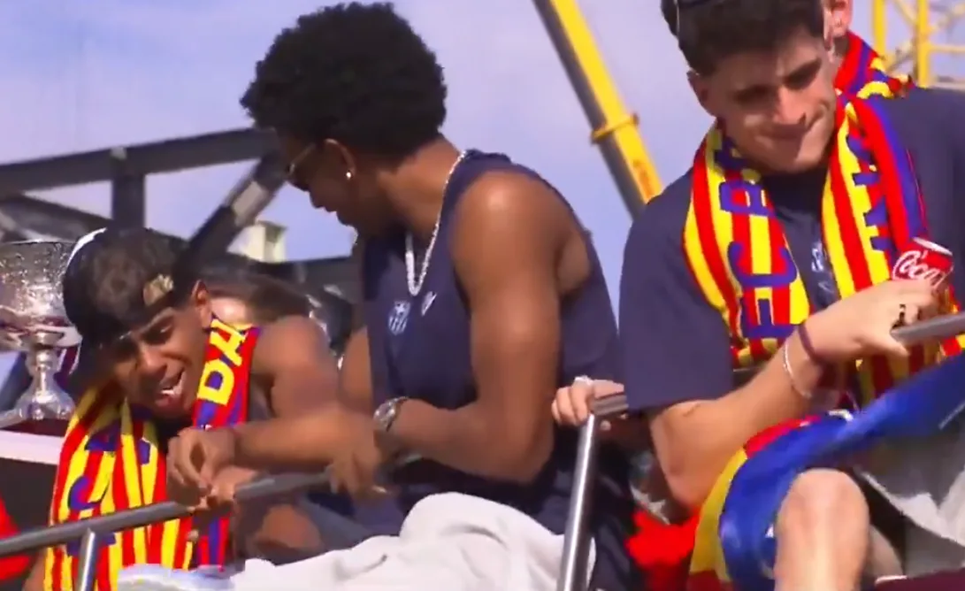 برشلونة يحتفل مع جماهيره بعد الفوز بلقب الدوري الإسباني برشلونة يحتفل مع جماهيره بعد الفوز بلقب الدوري الإسباني