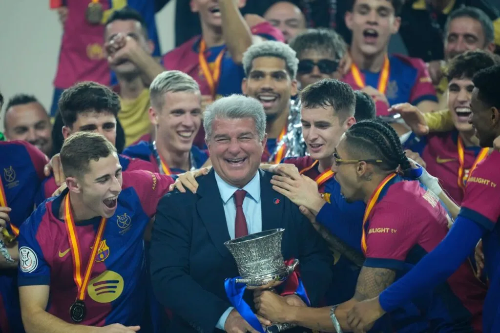 برشلونة يضع الرتوش الأخيرة لتجديد عقد فليك برشلونة يضع الرتوش الأخيرة لتجديد عقد فليك