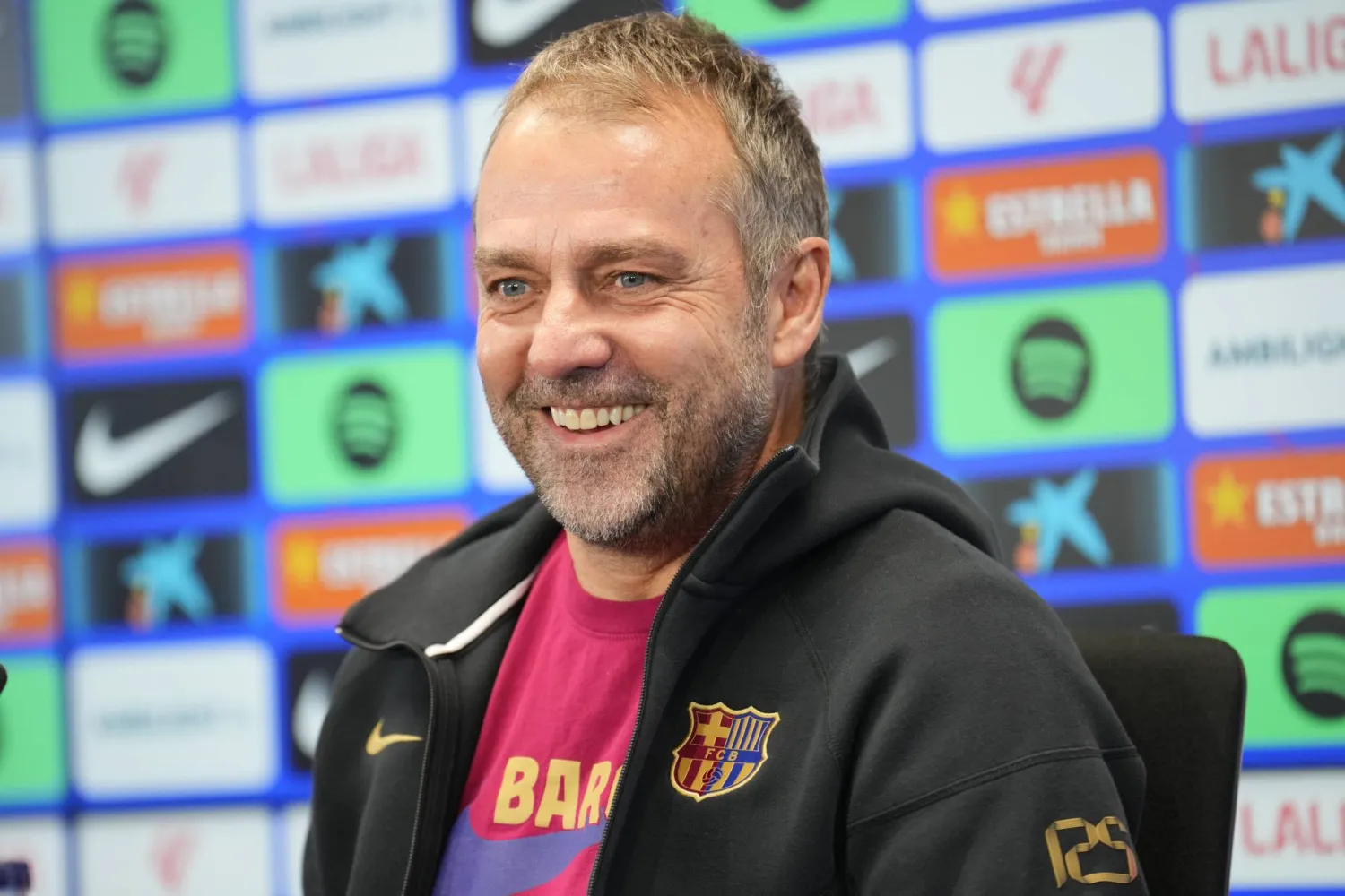 برشلونة يعزز فرص تجديد عقد فليك حتى عام 2027 برشلونة يعزز فرص تجديد عقد فليك حتى عام 2027