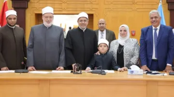 بعد إبداعه في حفظ المتون.. مجلس جامعة الأزهر يهدي صغيرًا أزهريًا درع الجامعة وشهادة تقدير