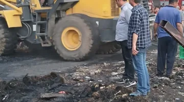 بعد الدفع بـ9 سيارات إطفاء.. رفع آثار حريق سوق الخردة بالمنوفية| صور