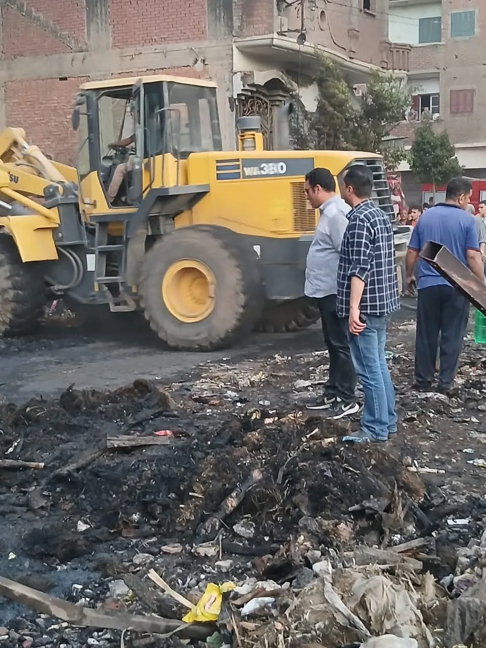 بعد الدفع بـ9 سيارات إطفاء.. رفع آثار حريق سوق الخردة بالمنوفية| صور بعد الدفع بـ9 سيارات إطفاء.. رفع آثار حريق سوق الخردة بالمنوفية| صور