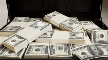 بعد انخفاضه في 10 بنوك.. سعر الدولار اليوم مقابل الجنيه الإثنين 5 مايو 2025